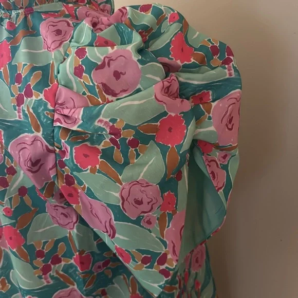 THML floral puff sleeve blouse size small NWT - Picture 3 of 5